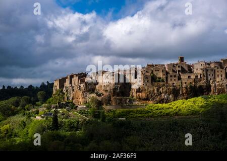 La città medievale si trova su una grossa pietra ridge, scure nuvole temporale nella distanza Foto Stock