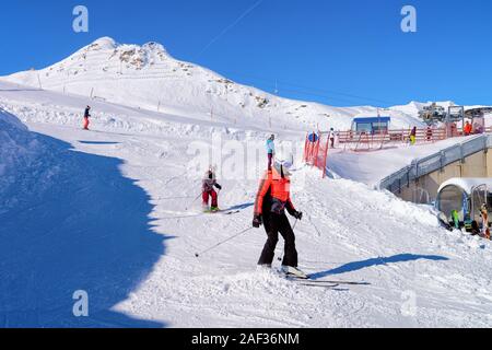 Sciatore donna e bambini sciare in ghiacciaio di Hintertux in Austria Foto Stock