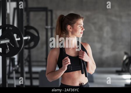 Di giorno. Foto di una splendida bionda donna in palestra a suo tempo di fine settimana Foto Stock