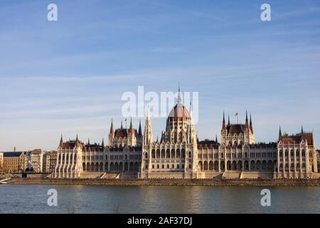 Il Parlamento ungherese edificio, Orszaghaz, sul fiume Danubio. Inverno a Budapest, Ungheria. Dicembre 2019 Foto Stock