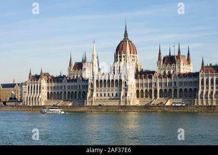 Il Parlamento ungherese edificio, Orszaghaz, sul fiume Danubio. Inverno a Budapest, Ungheria. Dicembre 2019 Foto Stock