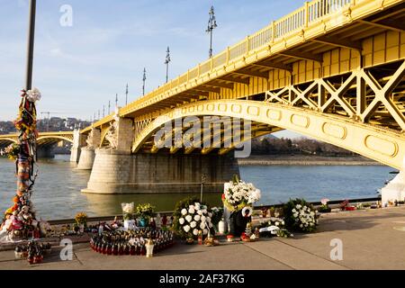 Santuario di 27 turisti coreani che sono morti quando la loro nave da crociera si sono scontrate e affondò sotto il Ponte Margherita, Budapest, Ungheria il 29 maggio 2019 Foto Stock