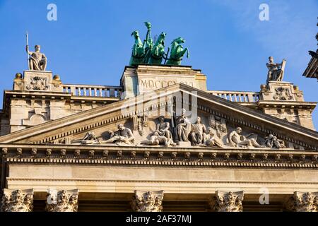 Trabeazione e fregio, con carri e cavalli, Museo di Etnografia, Nepraji Muzeum, Piazza Lajos Kossuth, inverno a Budapest, Ungheria. Dicembre 20 Foto Stock