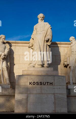 Statua del Presidente ungherese, Lajos Kossuth, quadrato, inverno a Budapest, Ungheria. Dicembre 2019 Foto Stock