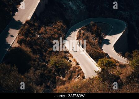 Famoso Sa Calobra strada in Maloorca, Spagna, il luogo preferito per tutti i piloti di moto. Da soli biker sulla parte superiore. Foto Stock