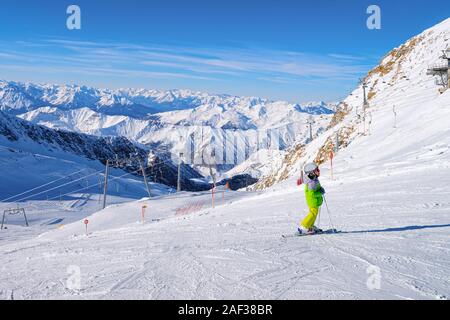 Bambino sciatore sci nel ghiacciaio di Hintertux in Mayrhofen in Austria Foto Stock