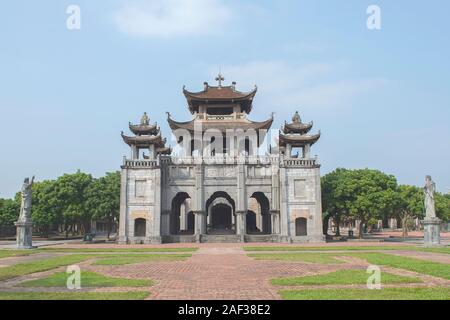 Phat Diem Stone Cathedral, Phat Diem Church è una croce tra vietnamita e stili europei, ci sono voluti 24 anni per costruire questa chiesa dal 1875 al 1898 Foto Stock