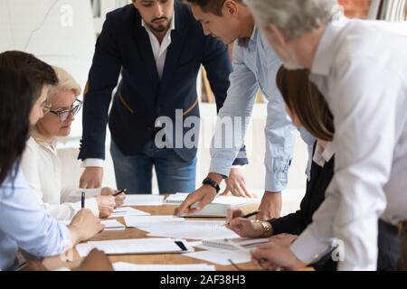 Multi-etnico imprenditori brainstorming ufficio durante la riunione in sala riunioni Foto Stock