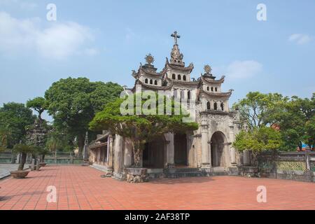 Phat Diem Stone Cathedral, Phat Diem Church è una croce tra vietnamita e stili europei, ci sono voluti 24 anni per costruire questa chiesa dal 1875 al 1898 Foto Stock