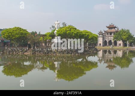 Phat Diem Stone Cathedral, Phat Diem Church è una croce tra vietnamita e stili europei, ci sono voluti 24 anni per costruire questa chiesa dal 1875 al 1898 Foto Stock