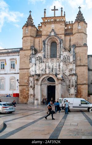 Esterno della Santa Cruz monastero (Chiesa di Santa Croce) a Coimbra, Portogallo, fondata nel 1131 Foto Stock