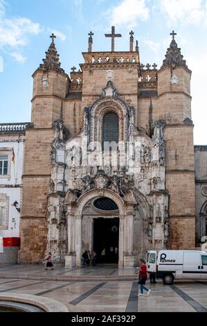 Esterno della Santa Cruz monastero (Chiesa di Santa Croce) a Coimbra, Portogallo, fondata nel 1131 Foto Stock