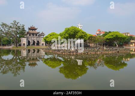 Phat Diem Stone Cathedral, Phat Diem Church è una croce tra vietnamita e stili europei, ci sono voluti 24 anni per costruire questa chiesa dal 1875 al 1898 Foto Stock