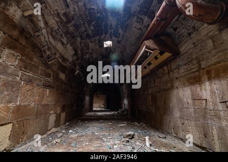 Interni mistico del corridoio scuro in un vecchio palazzo abbandonato Foto Stock