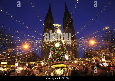 Le decorazioni di Natale e mercato a Namesti Miru in Praga Repubblica Ceca, Dicembre 11, 2019. (CTK foto/Martin Hurin) Foto Stock