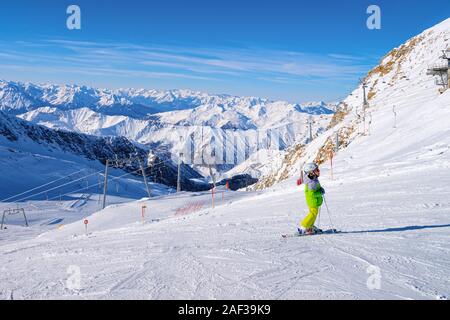 Bambino sciatore Sciare sul ghiacciaio di Hintertux in Mayrhofen in Austria Foto Stock