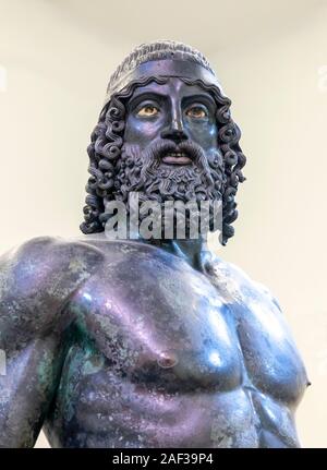 A metà lunghezza di riace statua in bronzo della gioventù a Reggio Calabria Foto Stock