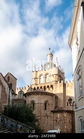 Facciata est (retro) della vecchia cattedrale di Coimbra (Se Velha de Coimbra) in Portogallo Foto Stock