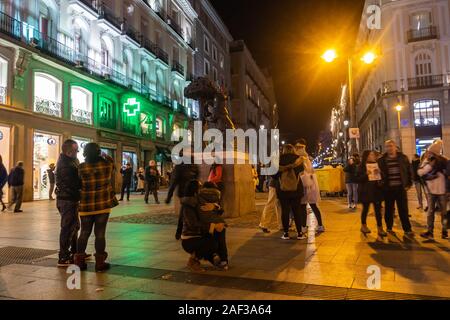 L'orso e il Madroño albero, una statua di bronzo in Puerta del Sol nel centro della città di Madrid, Spagna di notte. Foto Stock