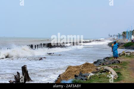 Grandi onde schiacciamento sulla riva di una spiaggia tropicale isola durante la tempesta. Mare tempestoso meteo. Potenza nella natura dello sfondo. Presa prima grave causi a ciclone Foto Stock