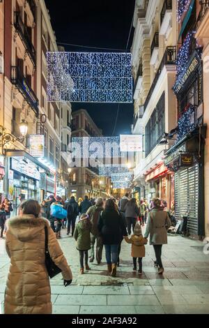 Le luci di Natale span la strada lungo la Calle de Postas nel centro di Madrid, Spagna Foto Stock