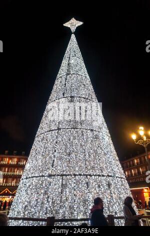 Grande, bianco conico albero di Natale in Plaza Mayor nel centro di Madrid, Spagna è illuminato di notte. Foto Stock