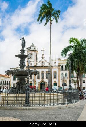 Una vista di Sao Domingos Chiesa - XVIII secolo la chiesa cattolica con decorazioni in stile rococò a Terreiro de Jesus Square Foto Stock