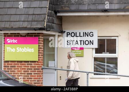 Elezioni generali 2019 stazione di polling nel maneggio, Leigh on Sea, Essex, Regno Unito. Leigh Road chiesa battista. Senior elettore femmina per entrare per votare Foto Stock