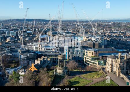 Vista aerea della gru a torre presso il St James Centre sito riqualificazione con Dugald Stewart monumento in primo piano da Calton Hill, Edimburgo, Scozia, Regno Unito Foto Stock