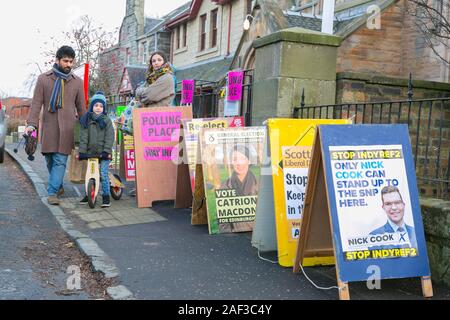 Edimburgo, Scozia, 12 dicembre 2019. Un padre e il suo giovane figlio sondaggio la scelta dei candidati al Regno Unito per l'inverno elezione generale Credito: Brian Wilson/Alamy Live News. Foto Stock