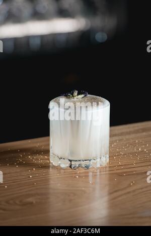 Pisco Sour cocktail sul bar desk. Foto Stock