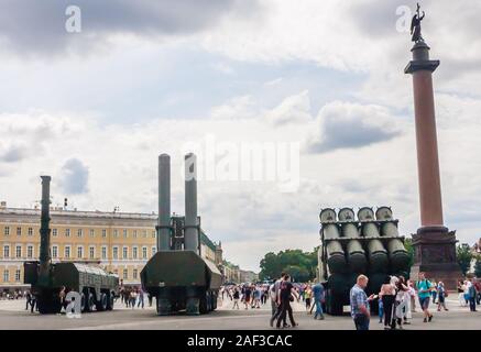 Attrezzature militari russe in prossimità dell'Eremo. Parata militare in onore della Marina russa 2019. San Pietroburgo, Russia. Foto Stock