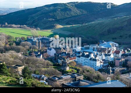 Vista aerea del Palazzo di Holyroodhouse con Arthur' Seat in background, Edimburgo, Scozia Foto Stock