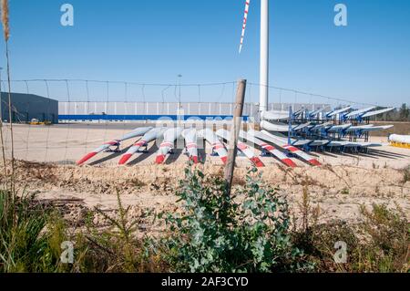 Giant pale per turbine eoliche pronti per la spedizione e installazione a RiaBlades (senvion) sito in fabbrica, Soza, Portogallo. Foto Stock