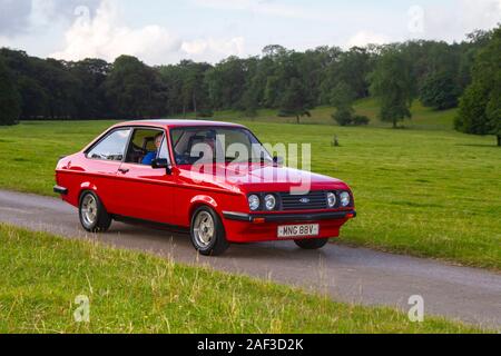 Ford Escort RS Custom rossa anni '1980 80; auto classiche, storiche, apprezzate, vecchie cronometriche, veterano d'epoca restaurato da collezione, veicoli di un tempo in arrivo per lo storico evento automobilistico di Mark Woodward a Leighton Hall, Carnforth, Regno Unito Foto Stock