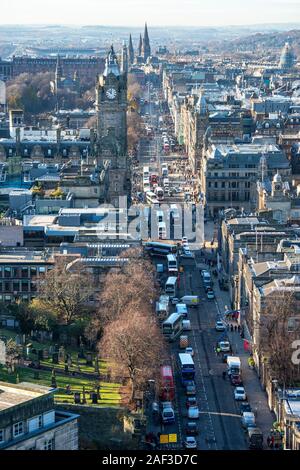 Vista aerea di Princes Street dalla parte superiore di Nelson's monumento su Calton Hill, Edimburgo, Scozia, Regno Unito Foto Stock