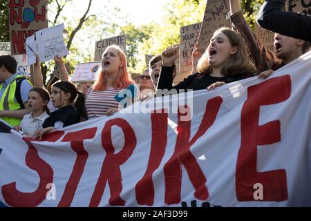 Scottish giovani sciopero per il clima, durante una giornata di azione globale, tenendo il giorno fuori della scuola e degli istituti di istruzione per protestare contro il governo di inerzia sulla crisi climatica, a Edimburgo, Scozia, XX SETTEMBRE 2019. I giovani hanno fatto il loro modo dai prati area della città, fino allo storico Royal Mile al parlamento scozzese. Foto Stock