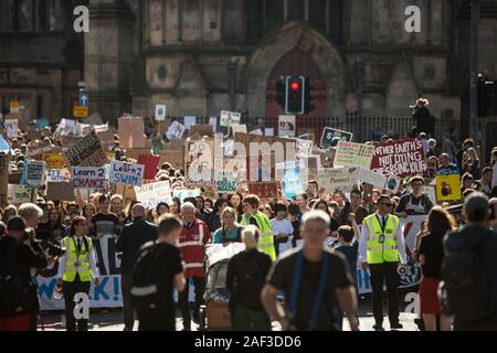 Scottish giovani sciopero per il clima, durante una giornata di azione globale, tenendo il giorno fuori della scuola e degli istituti di istruzione per protestare contro il governo di inerzia sulla crisi climatica, a Edimburgo, Scozia, XX SETTEMBRE 2019. I giovani hanno fatto il loro modo dai prati area della città, fino allo storico Royal Mile al parlamento scozzese. Foto Stock