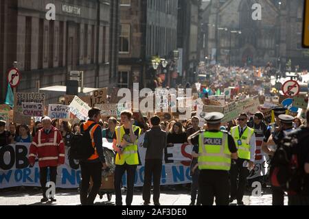 Scottish giovani sciopero per il clima, durante una giornata di azione globale, tenendo il giorno fuori della scuola e degli istituti di istruzione per protestare contro il governo di inerzia sulla crisi climatica, a Edimburgo, Scozia, XX SETTEMBRE 2019. I giovani hanno fatto il loro modo dai prati area della città, fino allo storico Royal Mile al parlamento scozzese. Foto Stock