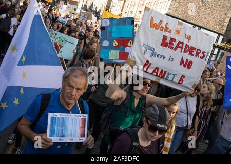 Scottish giovani sciopero per il clima, durante una giornata di azione globale, tenendo il giorno fuori della scuola e degli istituti di istruzione per protestare contro il governo di inerzia sulla crisi climatica, a Edimburgo, Scozia, XX SETTEMBRE 2019. I giovani hanno fatto il loro modo dai prati area della città, fino allo storico Royal Mile al parlamento scozzese. Foto Stock