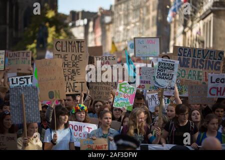 Scottish giovani sciopero per il clima, durante una giornata di azione globale, tenendo il giorno fuori della scuola e degli istituti di istruzione per protestare contro il governo di inerzia sulla crisi climatica, a Edimburgo, Scozia, XX SETTEMBRE 2019. I giovani hanno fatto il loro modo dai prati area della città, fino allo storico Royal Mile al parlamento scozzese. Foto Stock