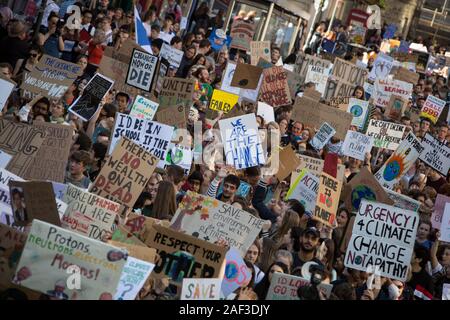 Scottish giovani sciopero per il clima, durante una giornata di azione globale, tenendo il giorno fuori della scuola e degli istituti di istruzione per protestare contro il governo di inerzia sulla crisi climatica, a Edimburgo, Scozia, XX SETTEMBRE 2019. I giovani hanno fatto il loro modo dai prati area della città, fino allo storico Royal Mile al parlamento scozzese. Foto Stock