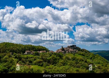 Vista panoramica del villaggio medievale di Semproniano, situato su un boscoso crinale Foto Stock