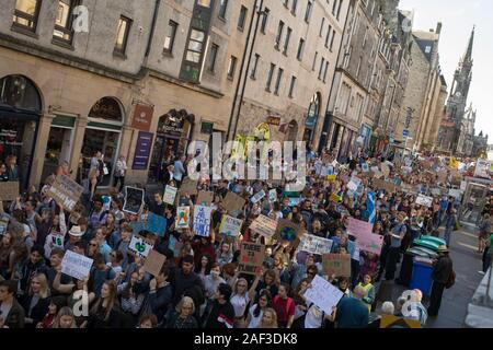 Scottish giovani sciopero per il clima, durante una giornata di azione globale, tenendo il giorno fuori della scuola e degli istituti di istruzione per protestare contro il governo di inerzia sulla crisi climatica, a Edimburgo, Scozia, XX SETTEMBRE 2019. I giovani hanno fatto il loro modo dai prati area della città, fino allo storico Royal Mile al parlamento scozzese. Foto Stock