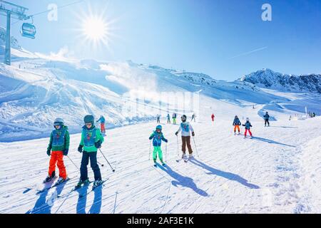 Gruppo di bambini sciatori con istruttore di sci in ghiacciaio di Hintertux Foto Stock