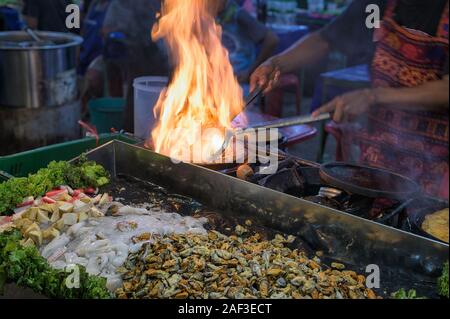 Cucina di strada in Thailandia il pesce fritto di palline di pasta nella teglia Foto Stock