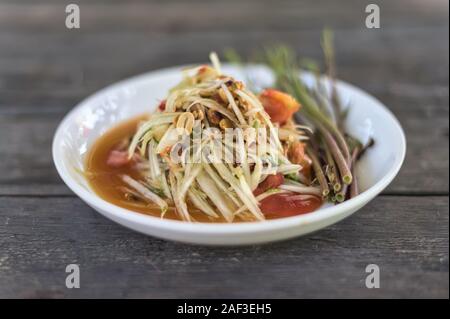 Thai som tam insalata di papaya sulla tavola Foto Stock