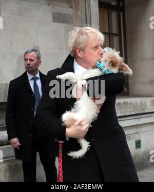 Londra, Regno Unito. 12 Dic, 2019. Primo Ministro britannico Boris Johnson e il suo cane Dilyn lasciare un polling di Westminster Station dopo la fusione il suo voto di giovedì, 12 dicembre 2019. Il Sig. Johnson è in cerca di una maggioranza le elezioni generali del 12 dicembre per consentire al governo di ottenere Brexit passata. Foto di Hugo Philpott/UPI Credito: UPI/Alamy Live News Foto Stock