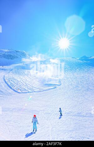 Donna e bambino sciatori sci nel ghiacciaio di Hintertux in Austria Foto Stock