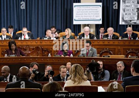 Washington, Stati Uniti. 12 Dic, 2019. Rappresentante Debbie Lesko, un repubblicano da Arizona, parla durante una casa Comitato Giudiziario audizione in Washington, DC, giovedì, 12 dicembre 2019. Il Comitato Giudiziario è impostato per finire di discutere gli articoli di impeachment contro il presidente Donald Trump oggi con una probabile party-line votare per inviare la risoluzione al piano della casa. Foto di Andrea Harrer/UPI Credito: UPI/Alamy Live News Foto Stock